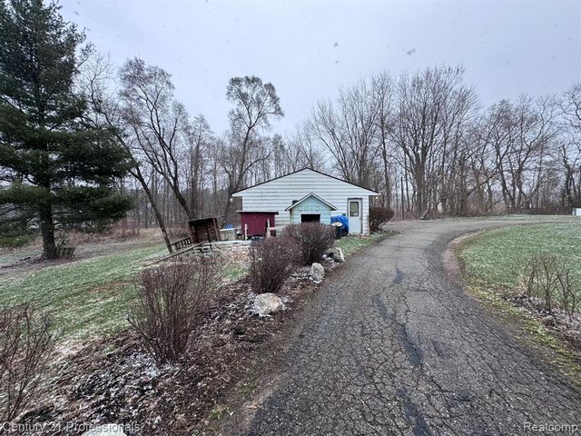 2021 W Rose Center Road, Holly, MI 48442