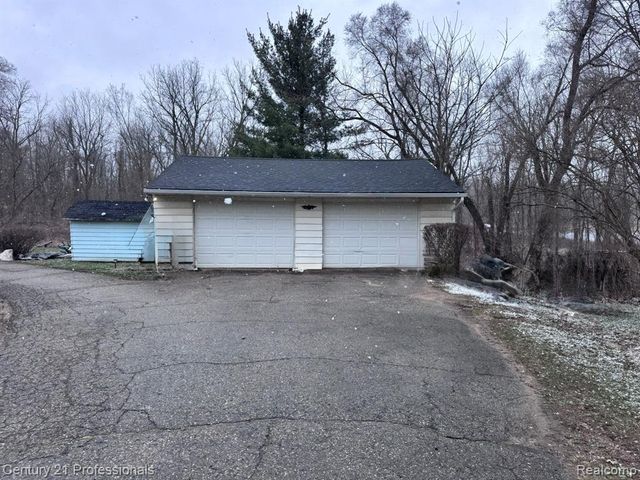 2021 W Rose Center Road, Holly, MI 48442