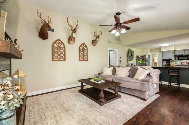 112 Blossom Street, Lake Jackson, TX 77566