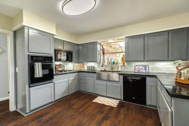 112 Blossom Street, Lake Jackson, TX 77566