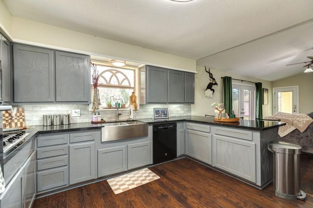 112 Blossom Street, Lake Jackson, TX 77566