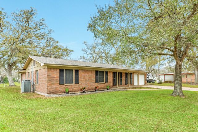 112 Blossom Street, Lake Jackson, TX 77566