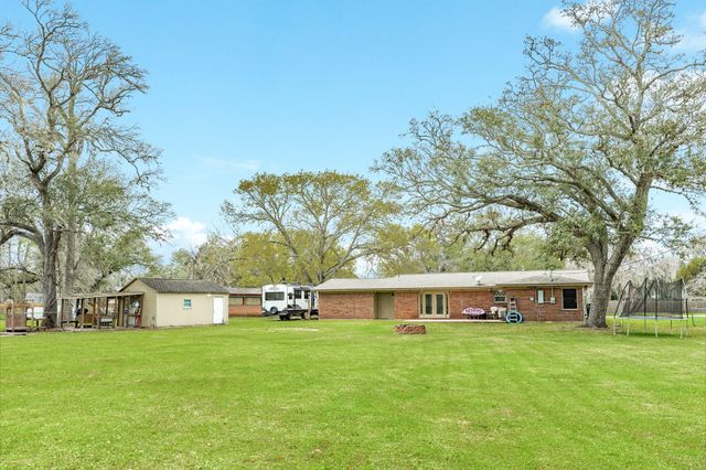 112 Blossom Street, Lake Jackson, TX 77566