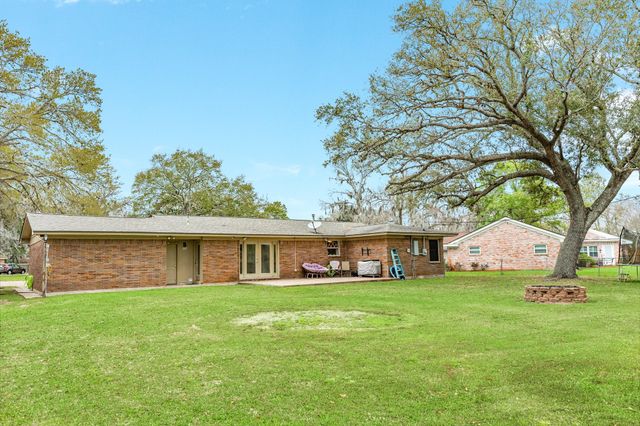 112 Blossom Street, Lake Jackson, TX 77566