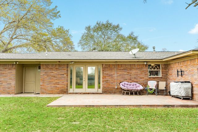 112 Blossom Street, Lake Jackson, TX 77566