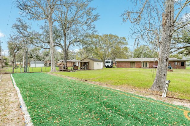 112 Blossom Street, Lake Jackson, TX 77566