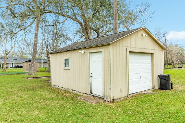 112 Blossom Street, Lake Jackson, TX 77566