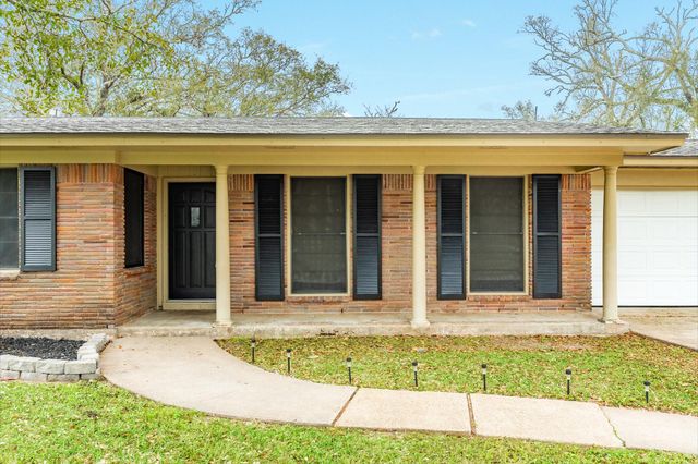 112 Blossom Street, Lake Jackson, TX 77566