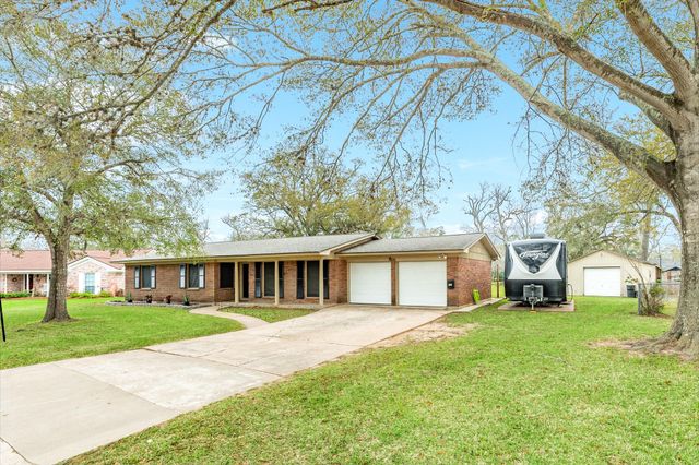 112 Blossom Street, Lake Jackson, TX 77566