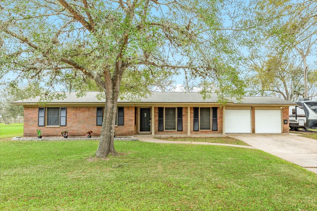 112 Blossom Street, Lake Jackson, TX 77566