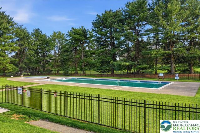 2668 Rolling Green Place, Lower Macungie Twp, PA 18062