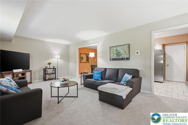 2668 Rolling Green Place, Lower Macungie Twp, PA 18062