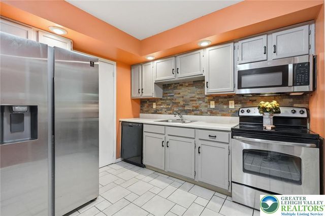 2668 Rolling Green Place, Lower Macungie Twp, PA 18062