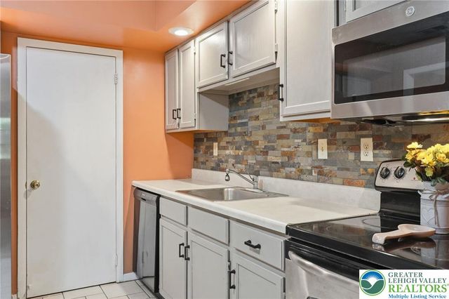 2668 Rolling Green Place, Lower Macungie Twp, PA 18062