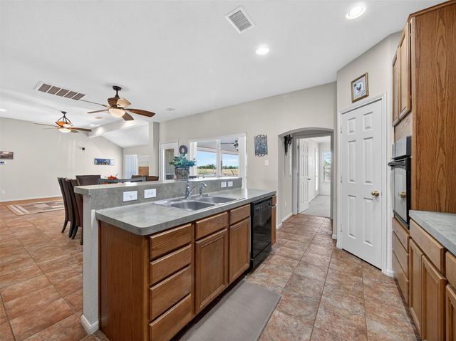 1281 Private Road 7037, Lexington, TX 78947