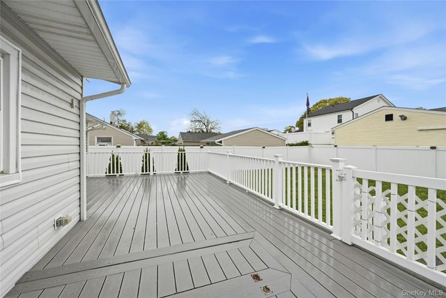 609 Montauk Highway, Oakdale, NY 11769