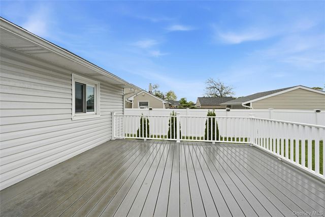 609 Montauk Highway, Oakdale, NY 11769