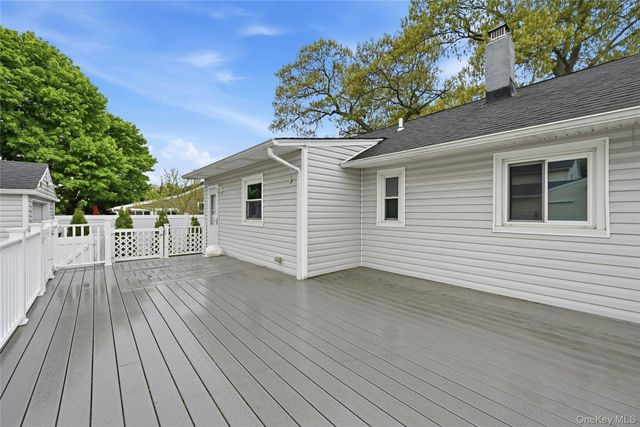 609 Montauk Highway, Oakdale, NY 11769