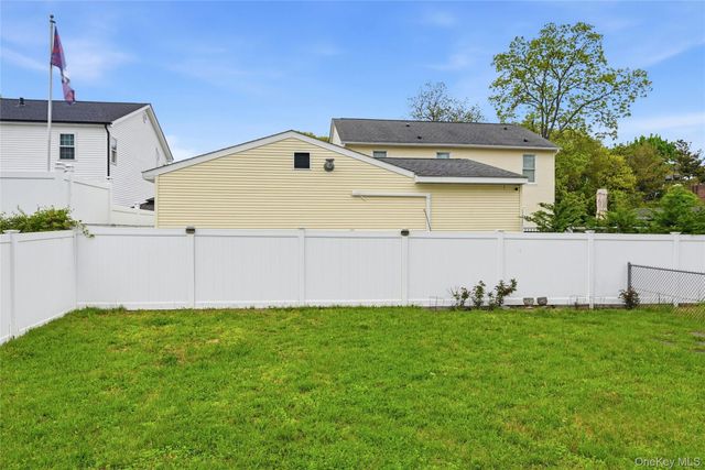 609 Montauk Highway, Oakdale, NY 11769