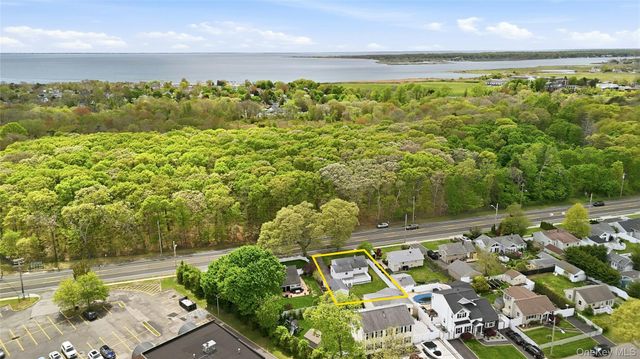 609 Montauk Highway, Oakdale, NY 11769