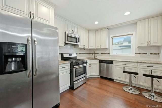 609 Montauk Highway, Oakdale, NY 11769