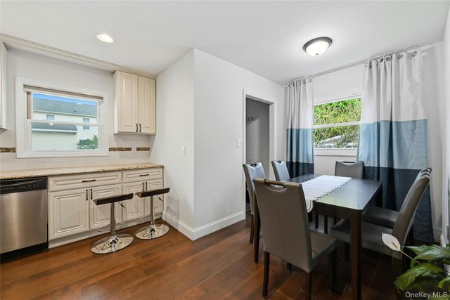609 Montauk Highway, Oakdale, NY 11769