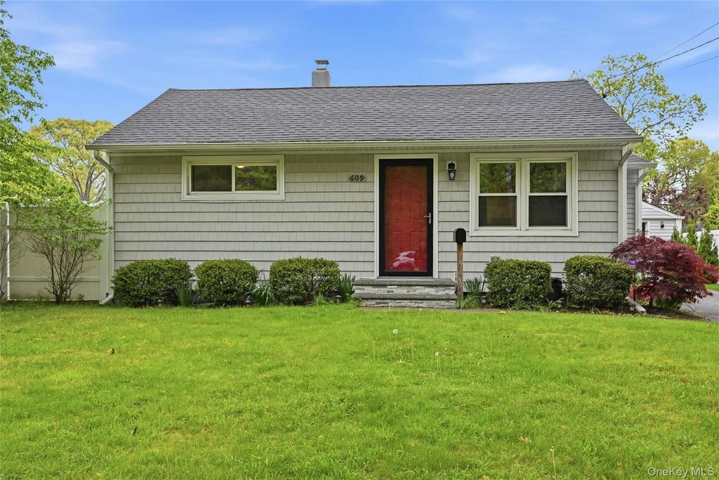 609 Montauk Highway, Oakdale, NY 11769