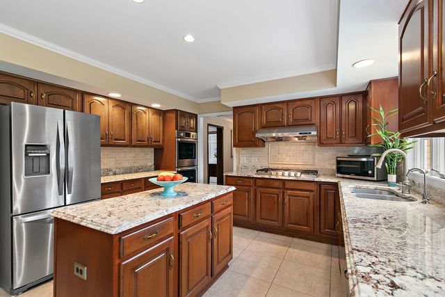 2701 Crystal Way, Crystal Lake, IL 60012
