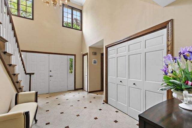 2701 Crystal Way, Crystal Lake, IL 60012