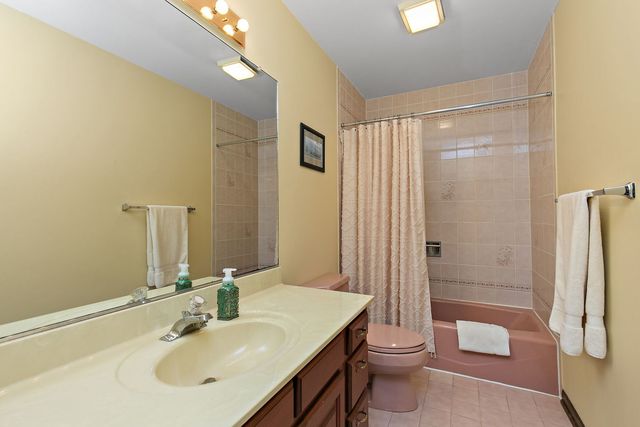 2701 Crystal Way, Crystal Lake, IL 60012