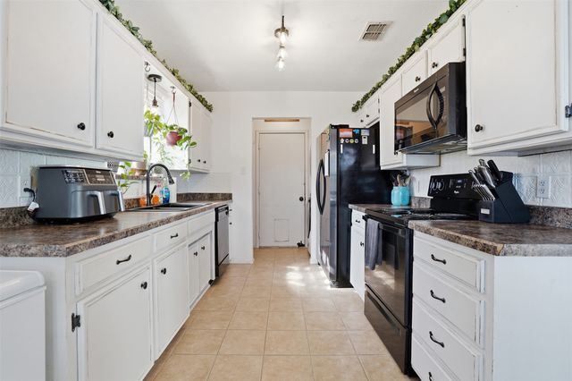 1423 Berry Drive, Cleburne, TX 76033