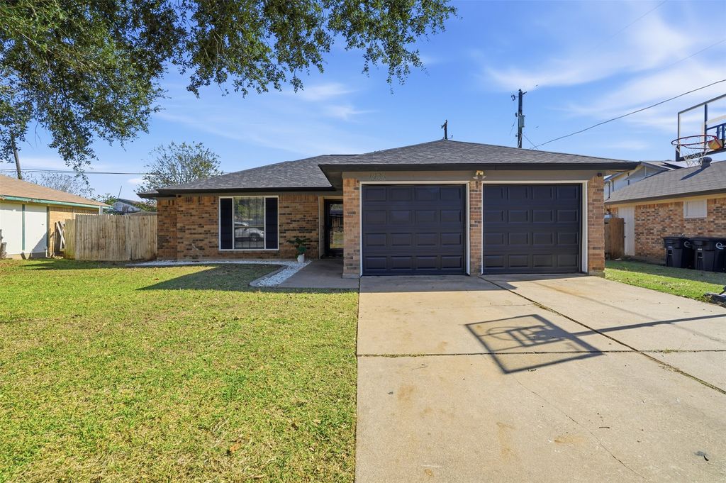 1423 Berry Drive, Cleburne, TX 76033