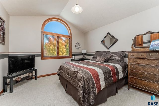 3705 S Bedford Ave Avenue, Sioux Falls, SD 57103