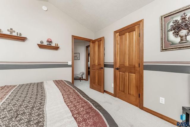 3705 S Bedford Ave Avenue, Sioux Falls, SD 57103