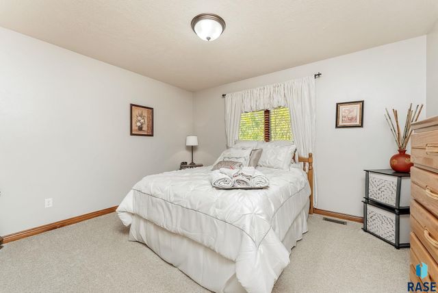 3705 S Bedford Ave Avenue, Sioux Falls, SD 57103