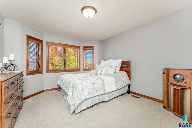 3705 S Bedford Ave Avenue, Sioux Falls, SD 57103