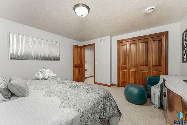 3705 S Bedford Ave Avenue, Sioux Falls, SD 57103