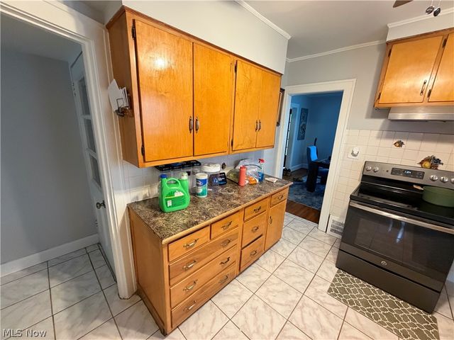 971 Pembrook Road, Cleveland Heights, OH 44121