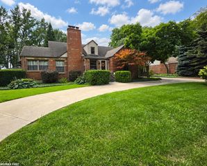 543 Vernier Road, Grosse Pointe Woods, MI 48236
