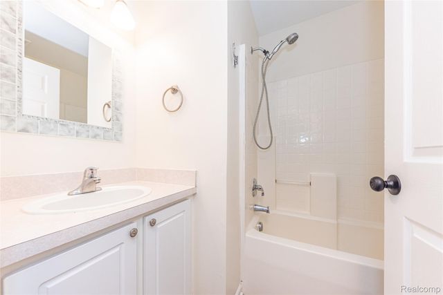 16942 Farmington Road 24, Livonia, MI 48154