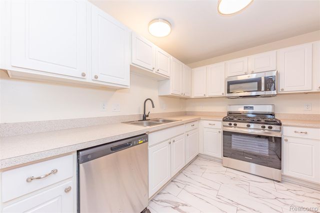 16942 Farmington Road 24, Livonia, MI 48154