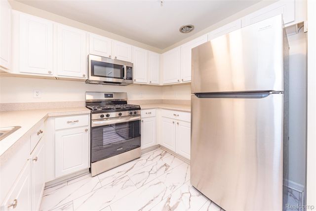 16942 Farmington Road 24, Livonia, MI 48154
