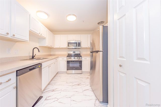 16942 Farmington Road 24, Livonia, MI 48154