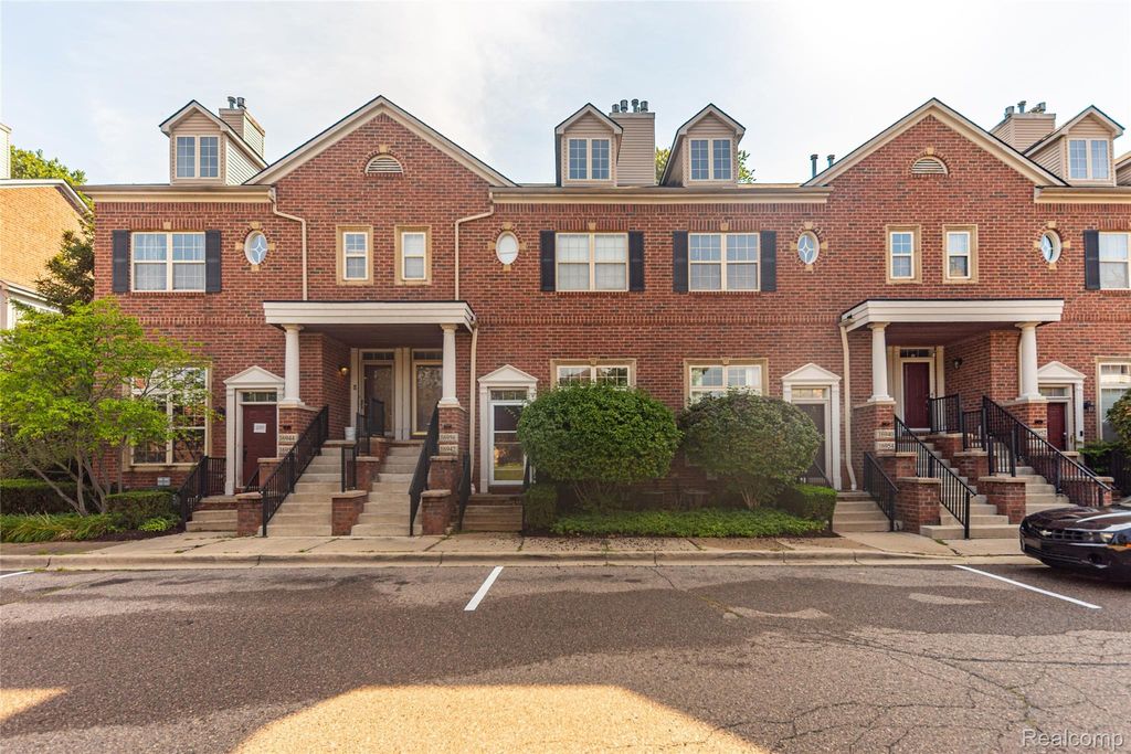 16942 Farmington Road 24, Livonia, MI 48154