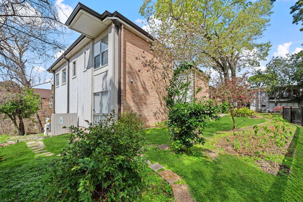 8211 Katy Freeway 44, Houston, TX 77024