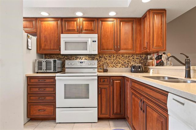 202 SILVER LAKE DRIVE 203, Venice, FL 34292