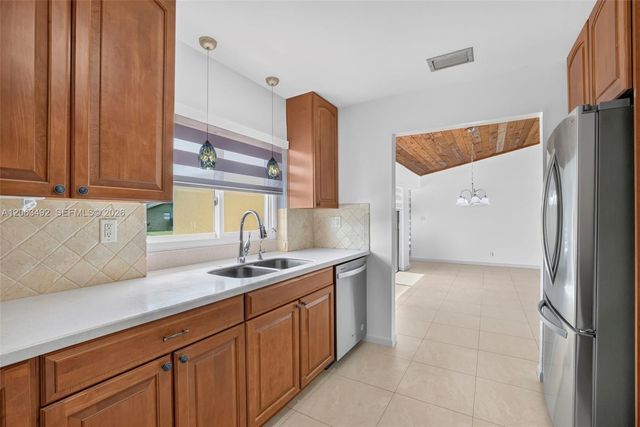 725 NW 49th Ave, Coconut Creek, FL 33063