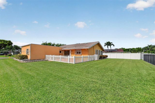 725 NW 49th Ave, Coconut Creek, FL 33063
