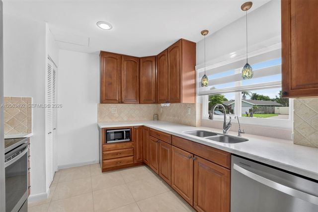 725 NW 49th Ave, Coconut Creek, FL 33063