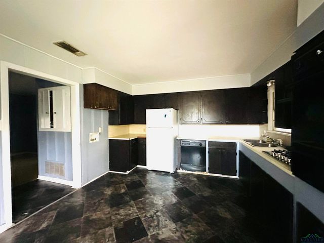 304 Hughes Avenue, Daingerfield, TX 75638